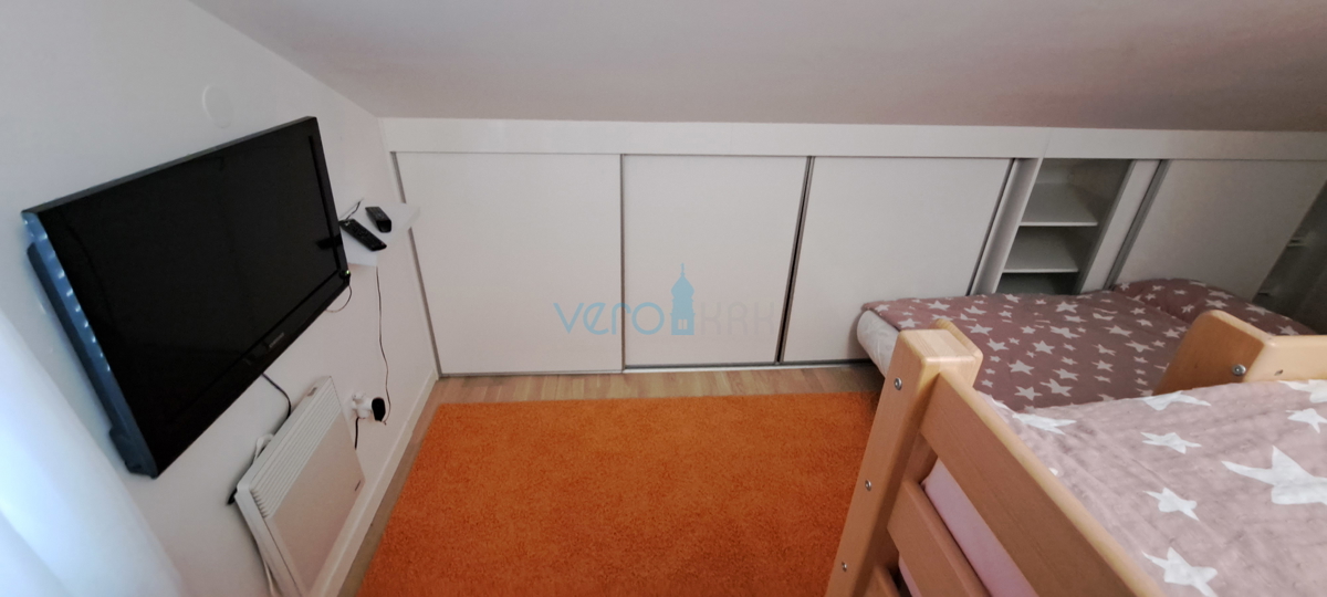 Uvala Soline, isola di Krk, appartamento su due livelli di 89 m2 con vista mare e giardino