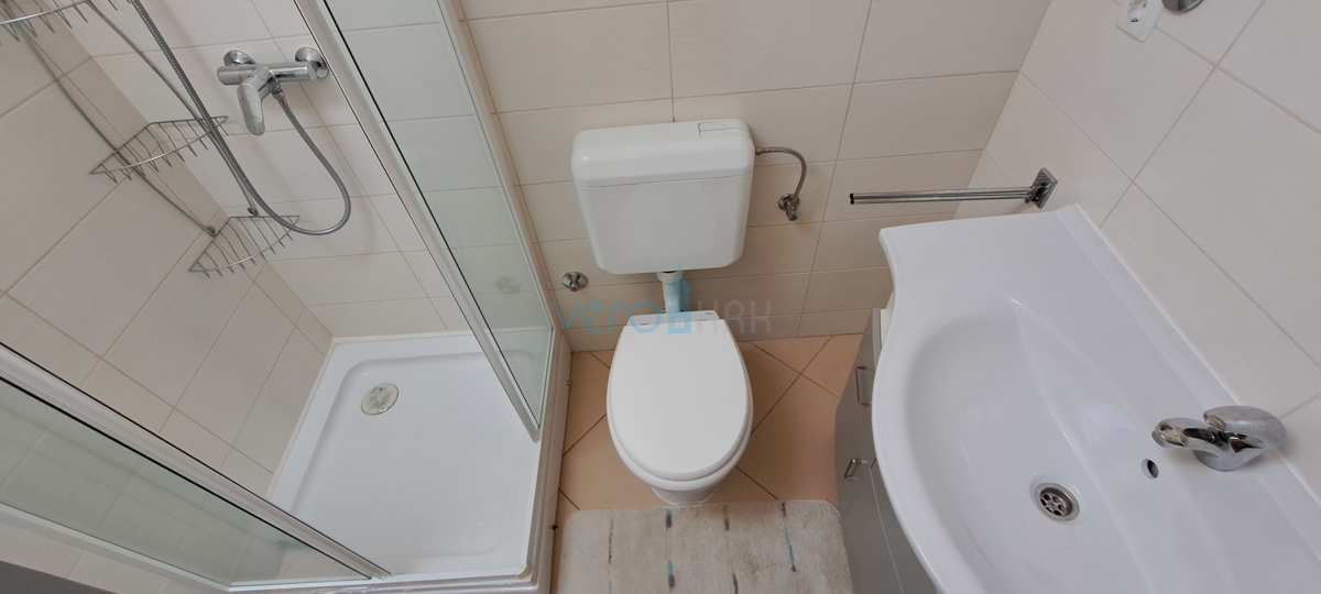 Uvala Soline, isola di Krk, appartamento su due livelli di 89 m2 con vista mare e giardino