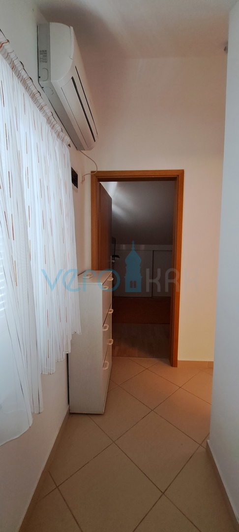 Uvala Soline, isola di Krk, appartamento su due livelli di 89 m2 con vista mare e giardino