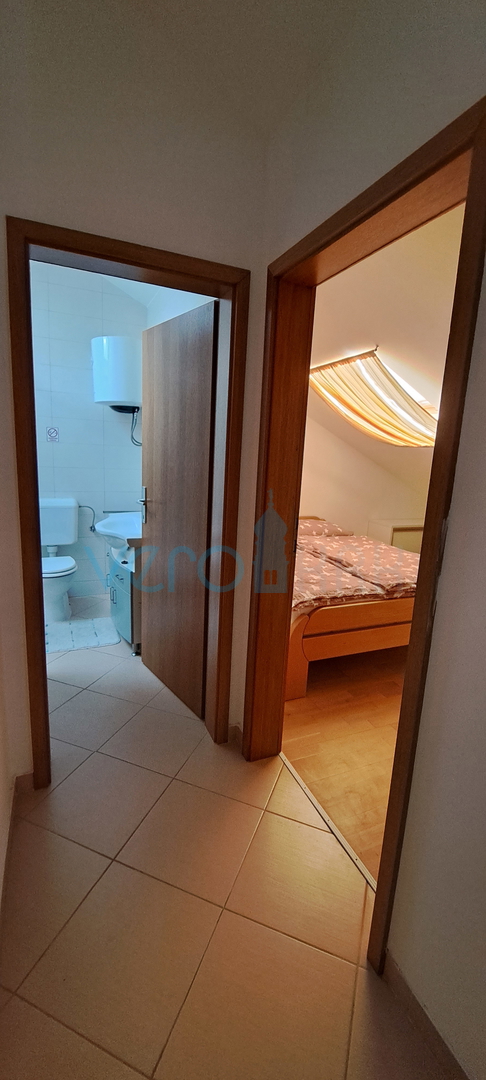 Uvala Soline, isola di Krk, appartamento su due livelli di 89 m2 con vista mare e giardino