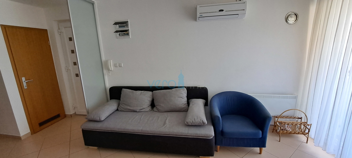 Uvala Soline, isola di Krk, appartamento su due livelli di 89 m2 con vista mare e giardino