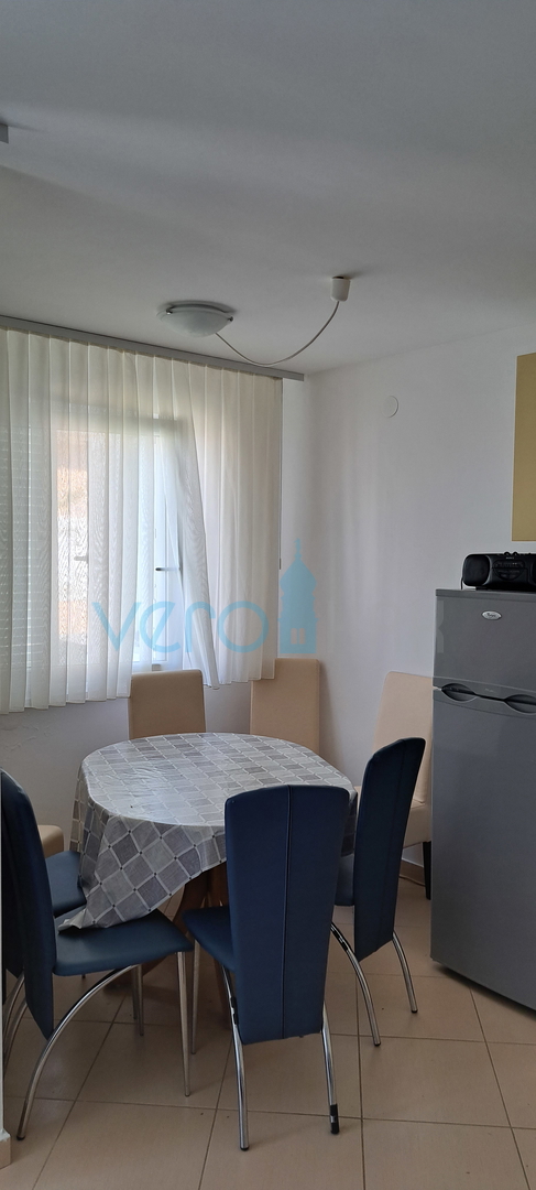 Uvala Soline, isola di Krk, appartamento su due livelli di 89 m2 con vista mare e giardino