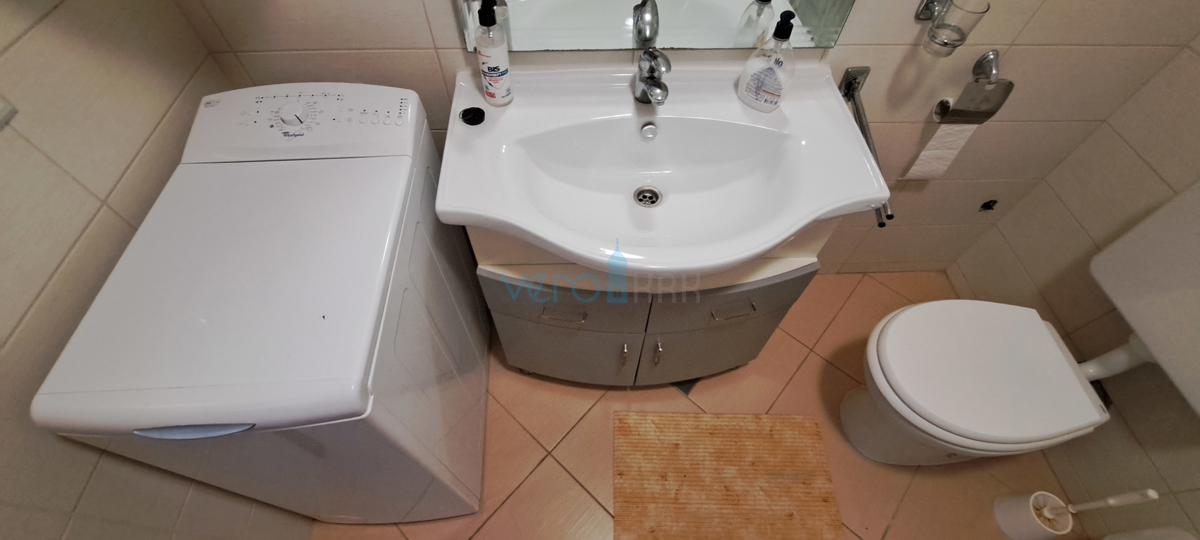 Uvala Soline, isola di Krk, appartamento su due livelli di 89 m2 con vista mare e giardino