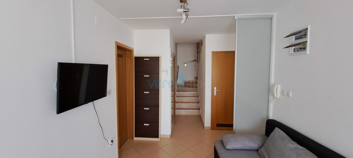 Uvala Soline, isola di Krk, appartamento su due livelli di 89 m2 con vista mare e giardino