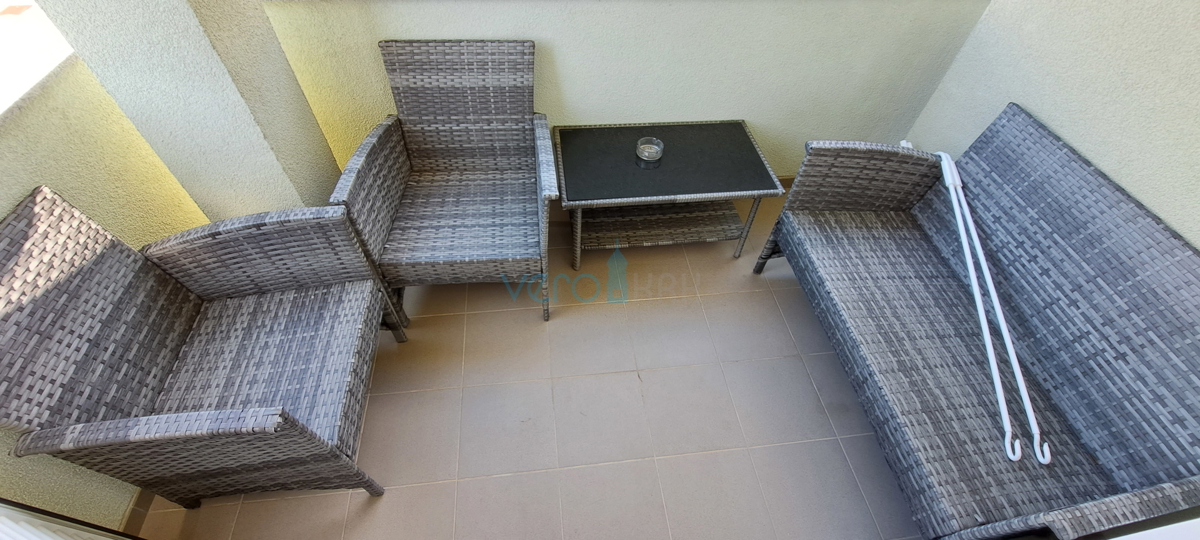 Uvala Soline, isola di Krk, appartamento su due livelli di 89 m2 con vista mare e giardino