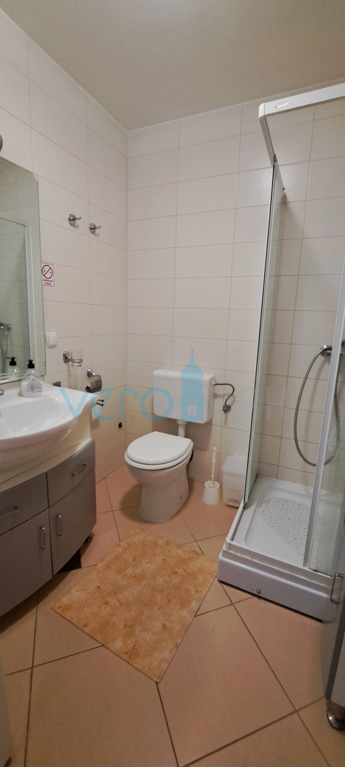 Uvala Soline, isola di Krk, appartamento su due livelli di 89 m2 con vista mare e giardino