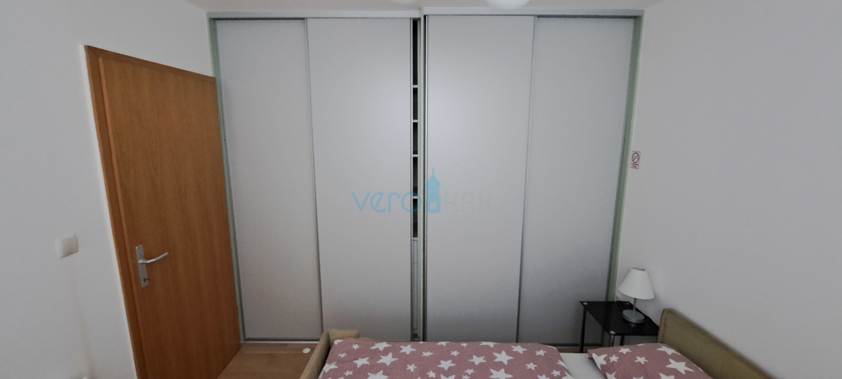 Uvala Soline, isola di Krk, appartamento su due livelli di 89 m2 con vista mare e giardino