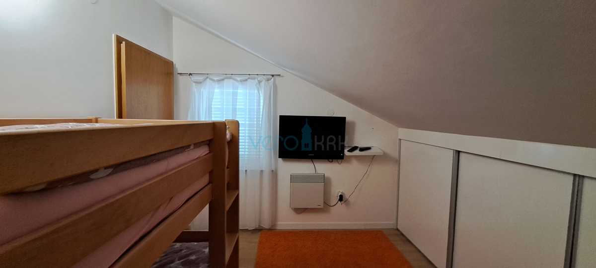 Uvala Soline, isola di Krk, appartamento su due livelli di 89 m2 con vista mare e giardino