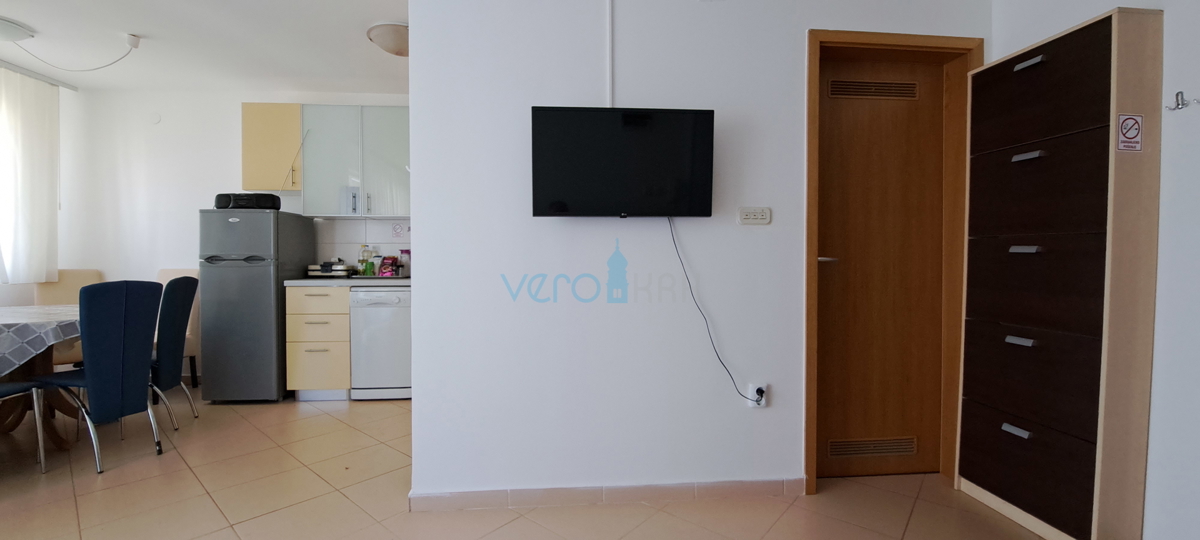 Uvala Soline, isola di Krk, appartamento su due livelli di 89 m2 con vista mare e giardino