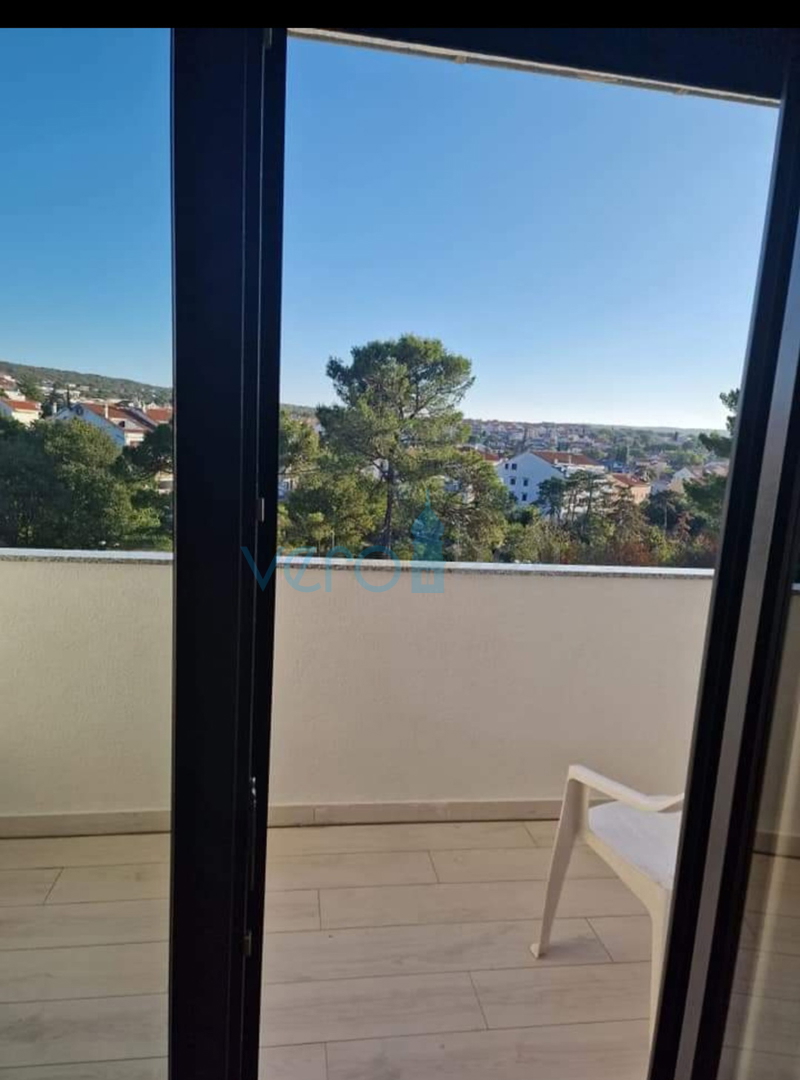 Malinska, centro, appartamento con tre camere da letto 88 m2, vista mare, in vendita