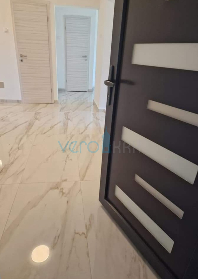 Malinska, centro, appartamento con tre camere da letto 88 m2, vista mare, in vendita