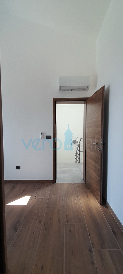 Vrbnik, periferia, casa bifamiliare, nuova costruzione, vista, piscina, vendita