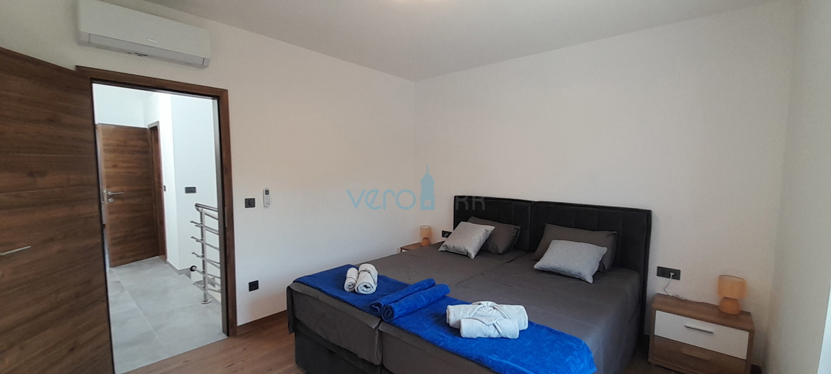 Vrbnik, periferia, casa bifamiliare, nuova costruzione, vista, piscina, vendita