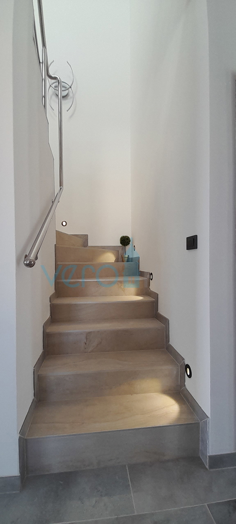 Vrbnik, periferia, casa bifamiliare, nuova costruzione, vista, piscina, vendita