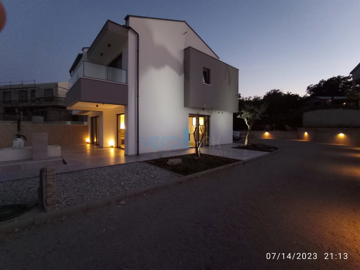 Vrbnik, periferia, casa bifamiliare, nuova costruzione, vista, piscina, vendita