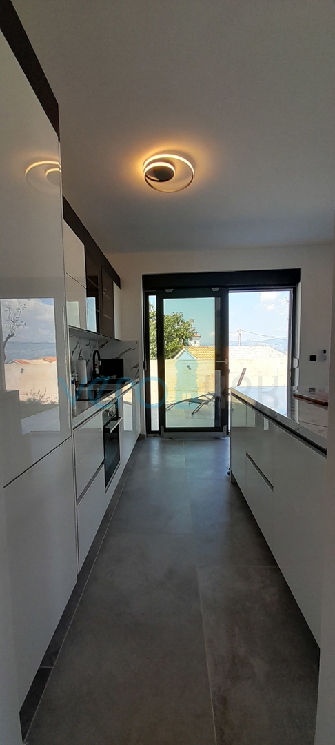 Vrbnik, periferia, casa bifamiliare, nuova costruzione, vista, piscina, vendita