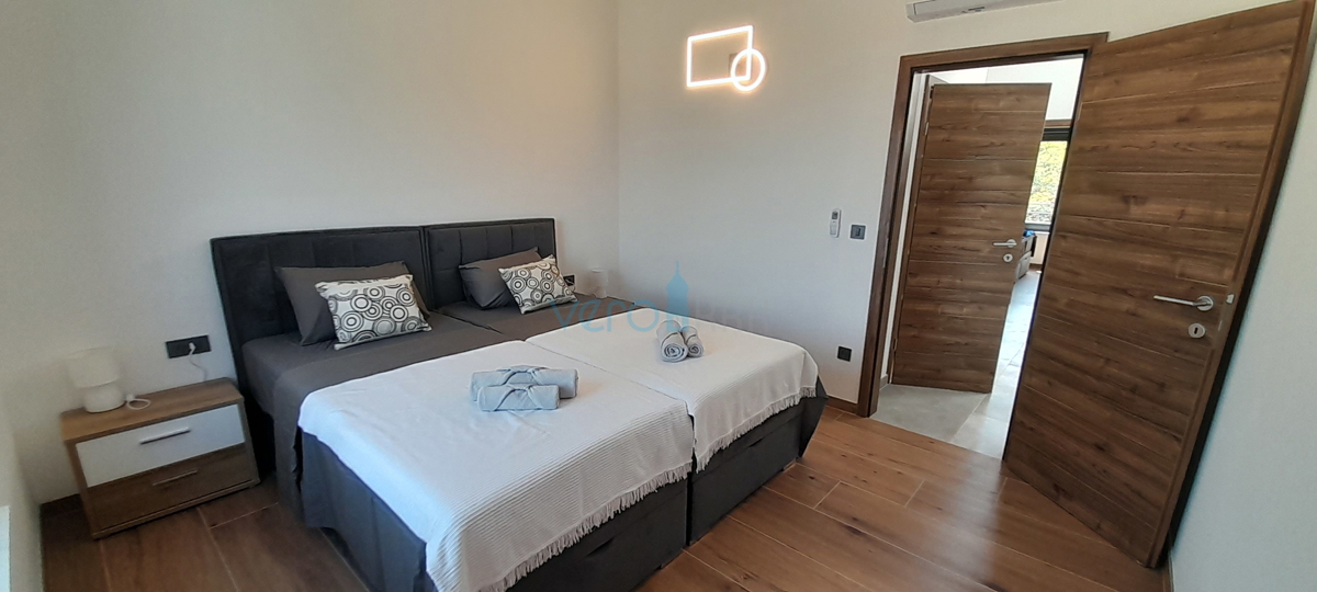 Vrbnik, periferia, casa bifamiliare, nuova costruzione, vista, piscina, vendita