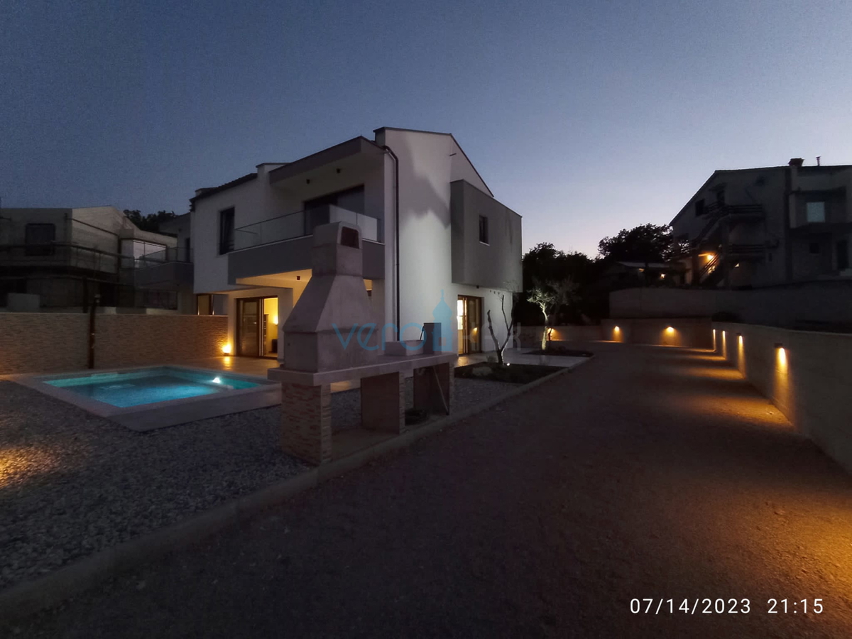 Vrbnik, periferia, casa bifamiliare, nuova costruzione, vista, piscina, vendita