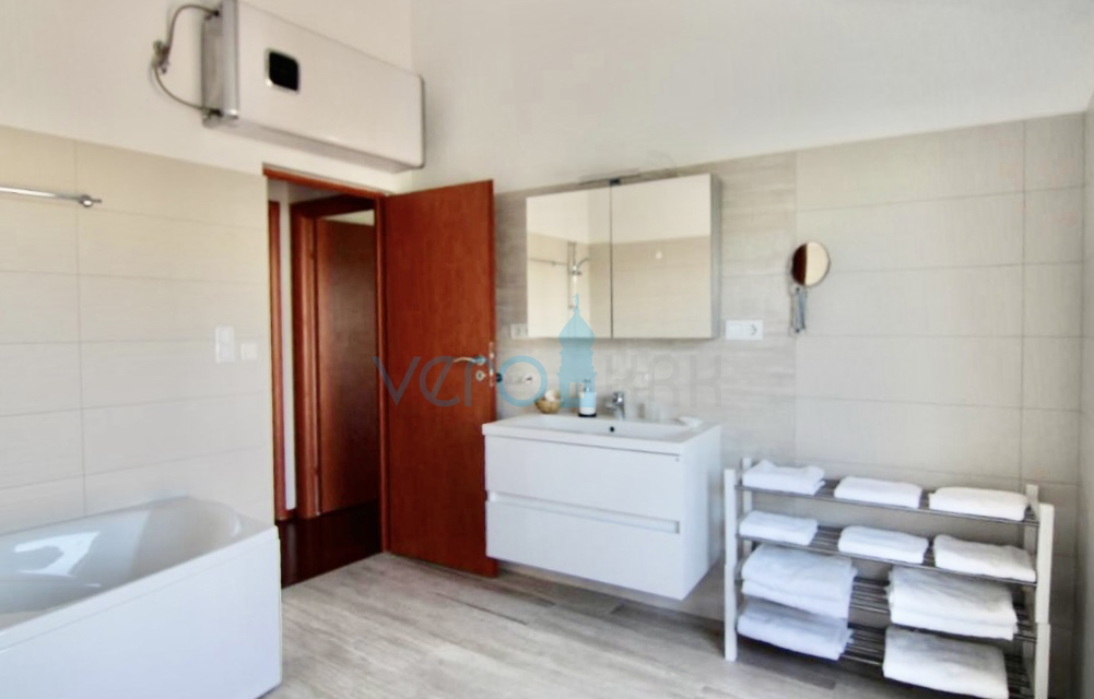 Dobrinj, dintorni, Casa in pietra ristrutturata con piscina, in vendita