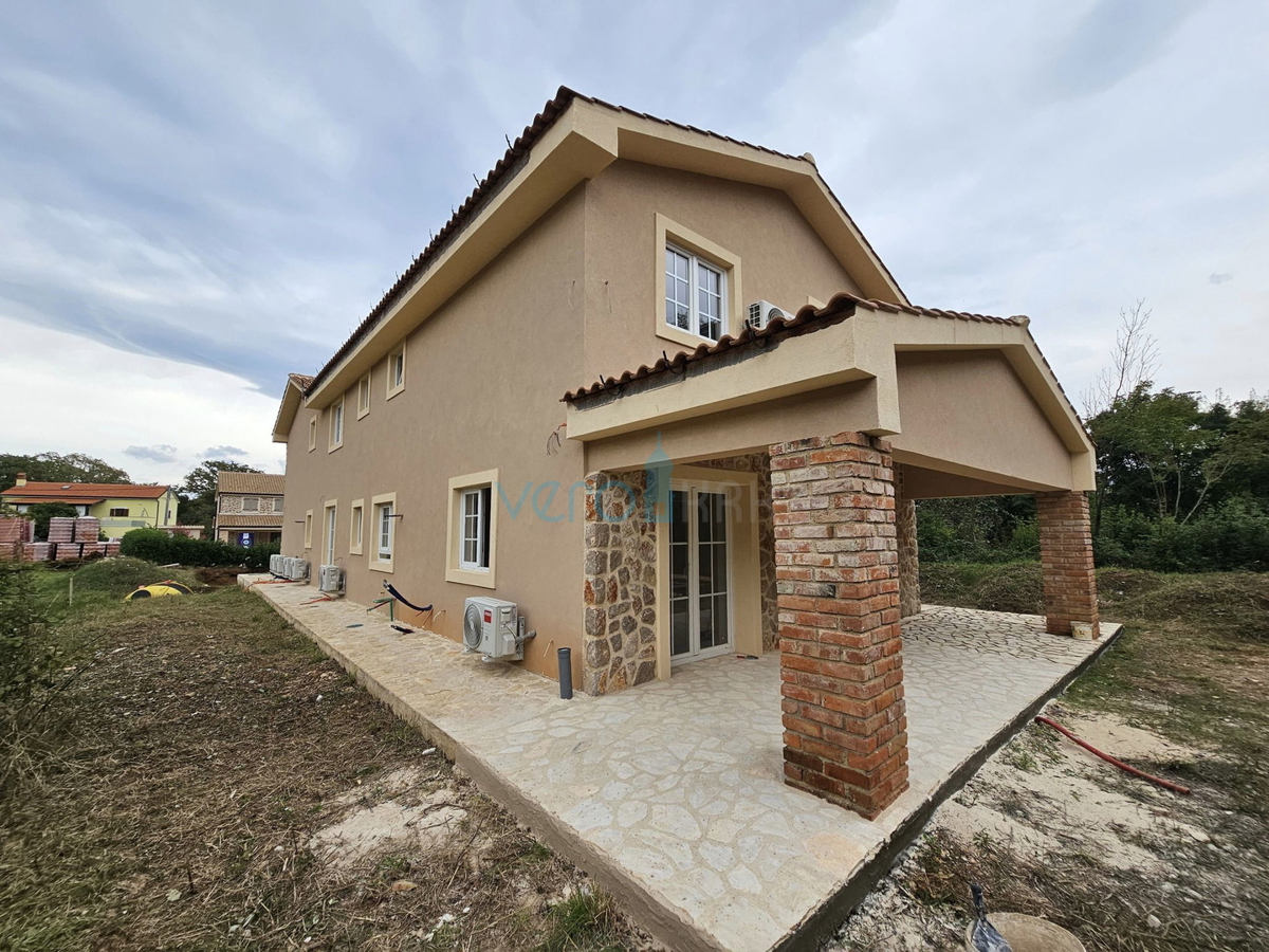 Vrbnik, Risika, casa bifamiliare 150m2 con piscina, in vendita