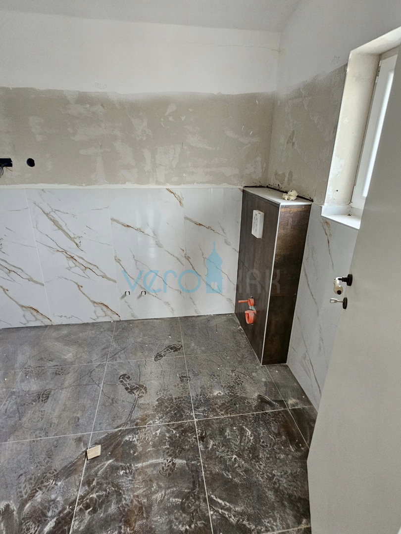 Vrbnik, Risika, casa bifamiliare 150m2 con piscina, in vendita