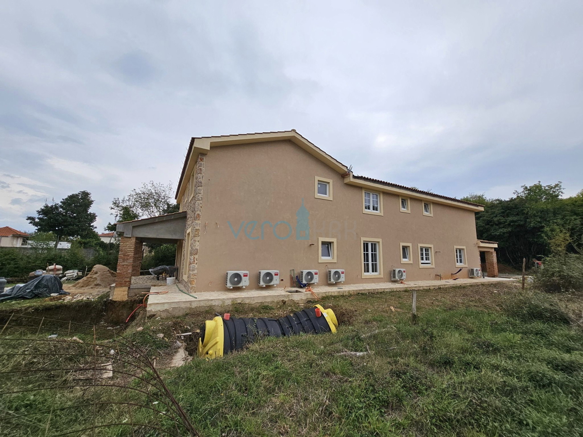 Vrbnik, Risika, casa bifamiliare 150m2 con piscina, in vendita