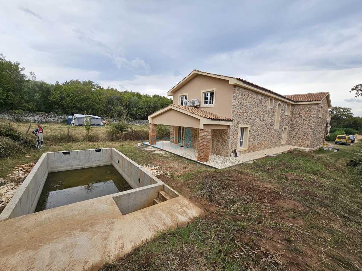 Vrbnik, Risika, casa bifamiliare 150m2 con piscina, in vendita