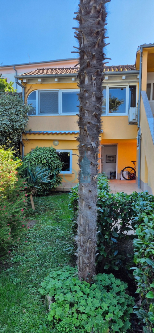 Malinska, isola di Krk, casa doppia con vista, giardino, vicinanza al mare, vendita