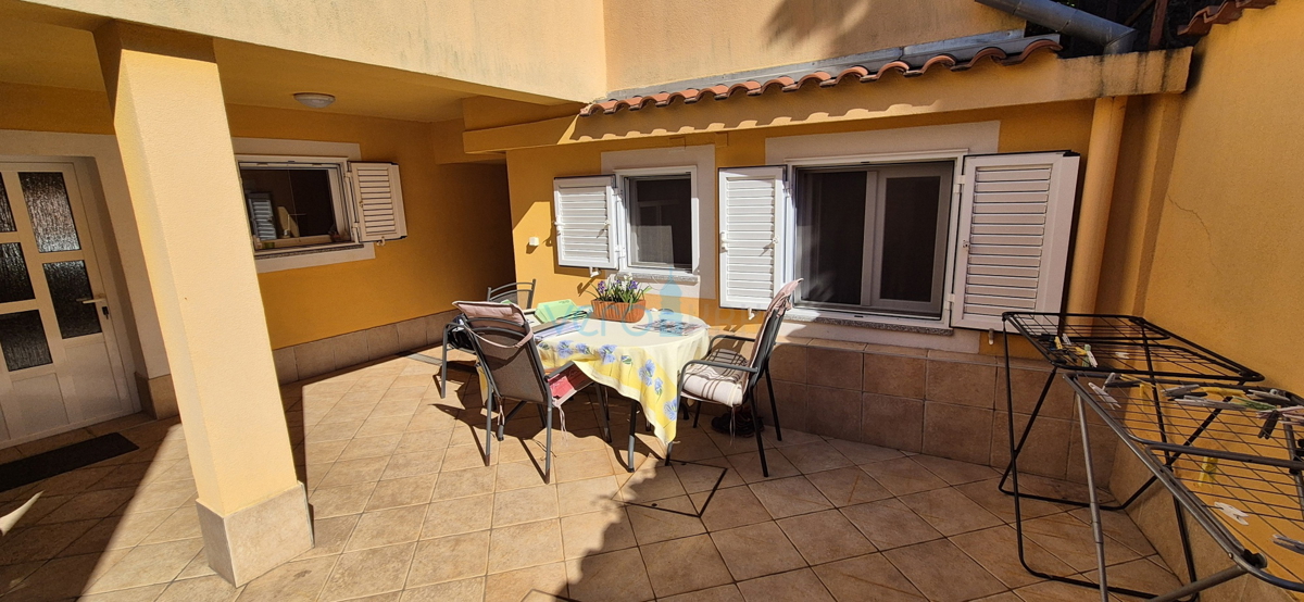 Malinska, isola di Krk, casa doppia con vista, giardino, vicinanza al mare, vendita