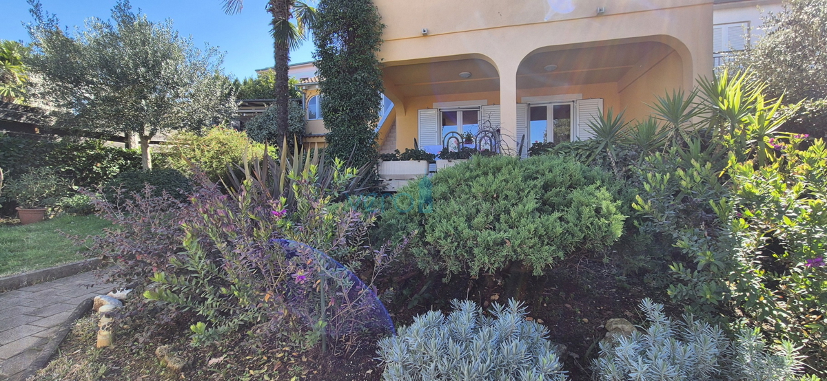 Malinska, isola di Krk, casa doppia con vista, giardino, vicinanza al mare, vendita