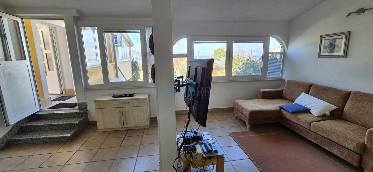 Malinska, isola di Krk, casa doppia con vista, giardino, vicinanza al mare, vendita