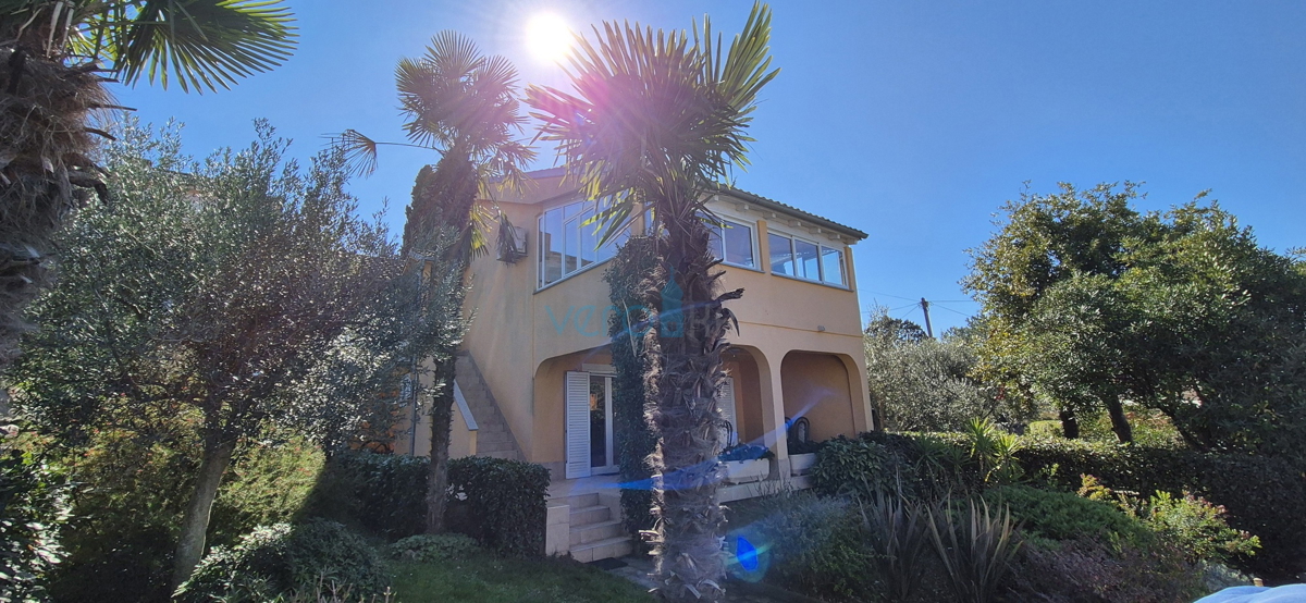 Malinska, isola di Krk, casa doppia con vista, giardino, vicinanza al mare, vendita