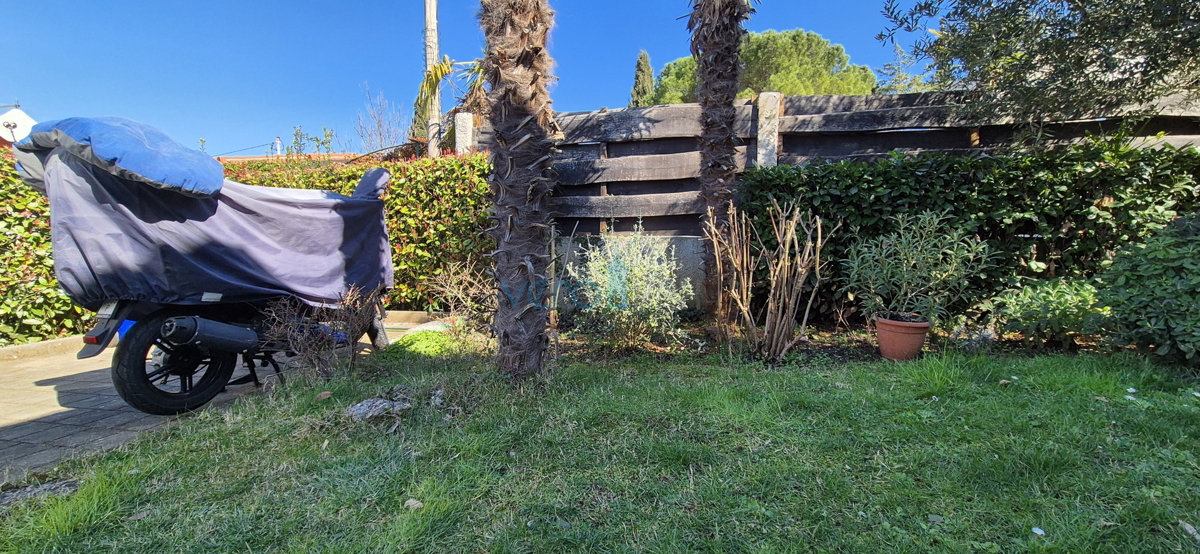 Malinska, isola di Krk, casa doppia con vista, giardino, vicinanza al mare, vendita