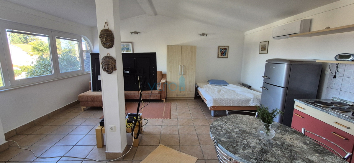 Malinska, isola di Krk, casa doppia con vista, giardino, vicinanza al mare, vendita