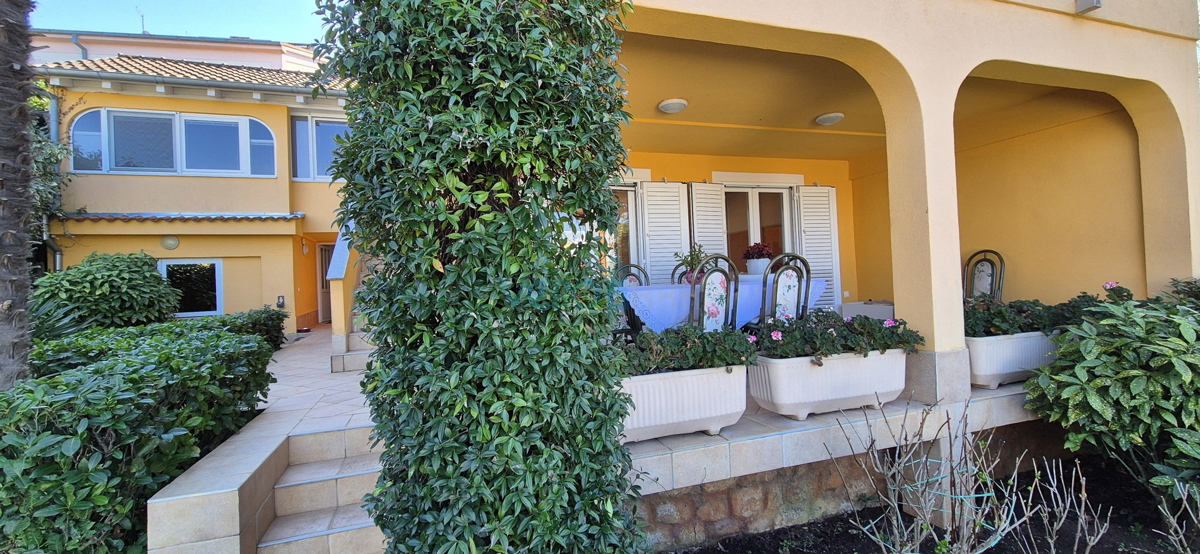 Malinska, isola di Krk, casa doppia con vista, giardino, vicinanza al mare, vendita