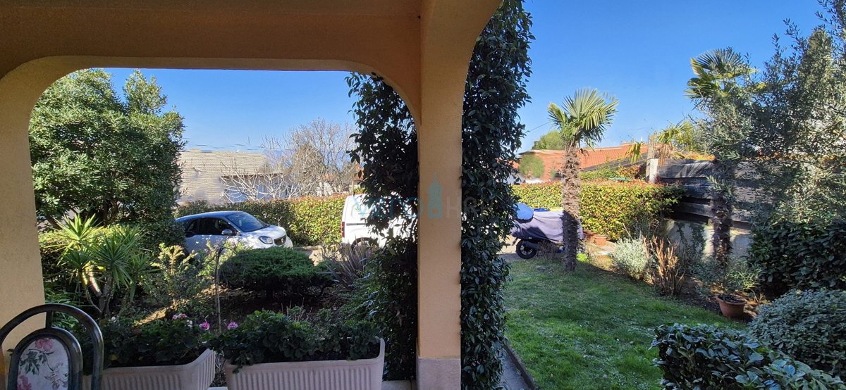Malinska, isola di Krk, casa doppia con vista, giardino, vicinanza al mare, vendita