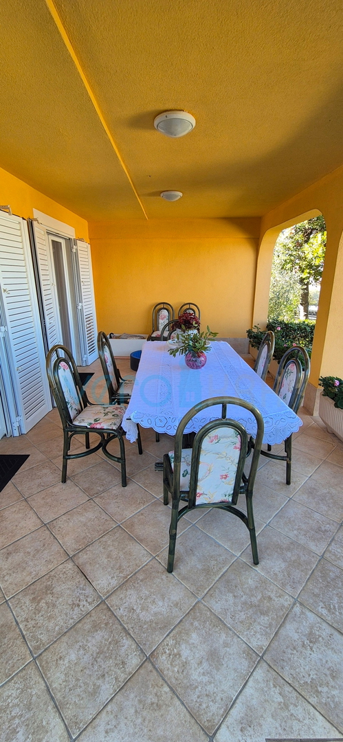 Malinska, isola di Krk, casa doppia con vista, giardino, vicinanza al mare, vendita