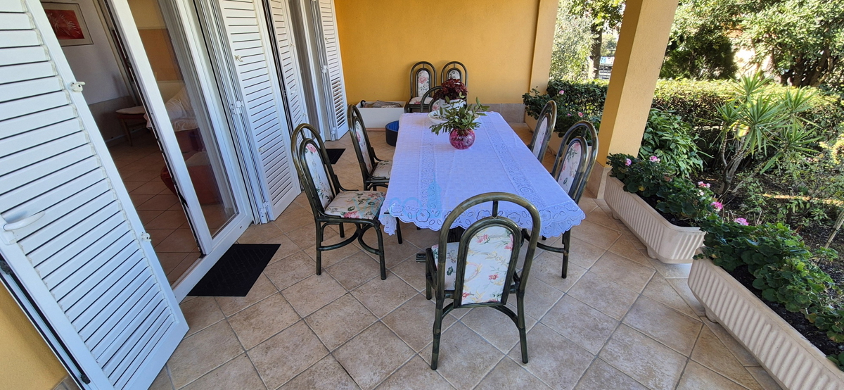 Malinska, isola di Krk, casa doppia con vista, giardino, vicinanza al mare, vendita
