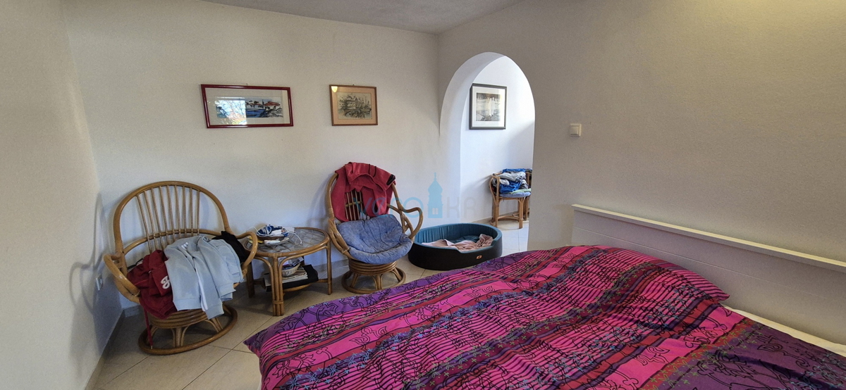 Malinska, isola di Krk, casa doppia con vista, giardino, vicinanza al mare, vendita