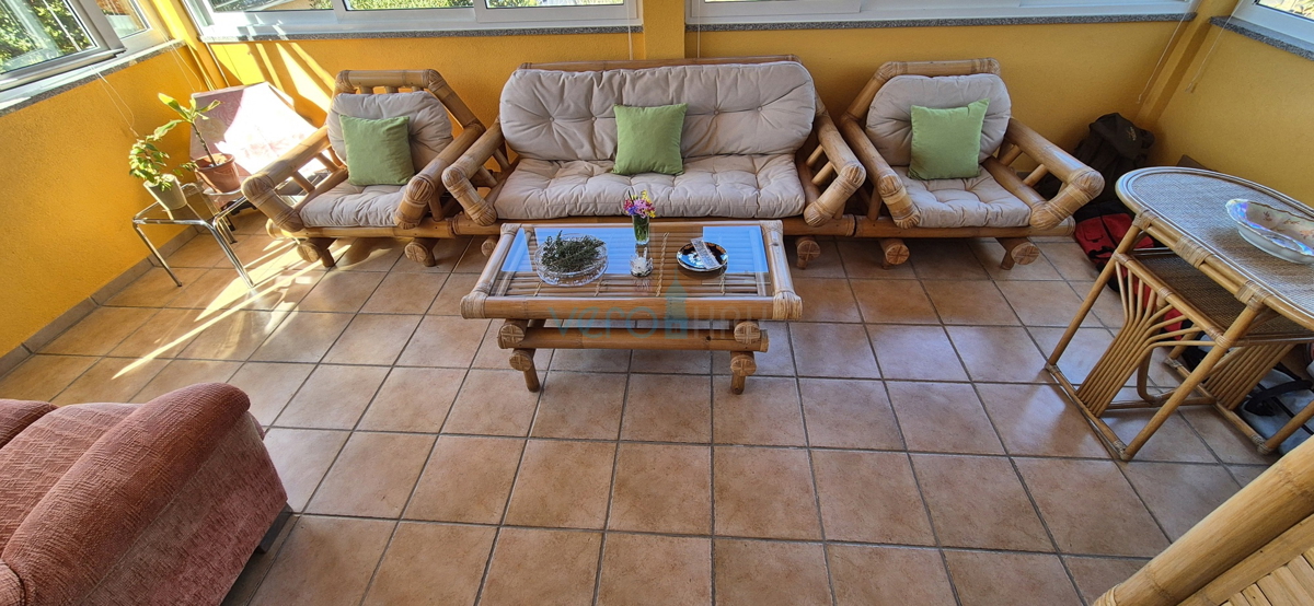Malinska, isola di Krk, casa doppia con vista, giardino, vicinanza al mare, vendita