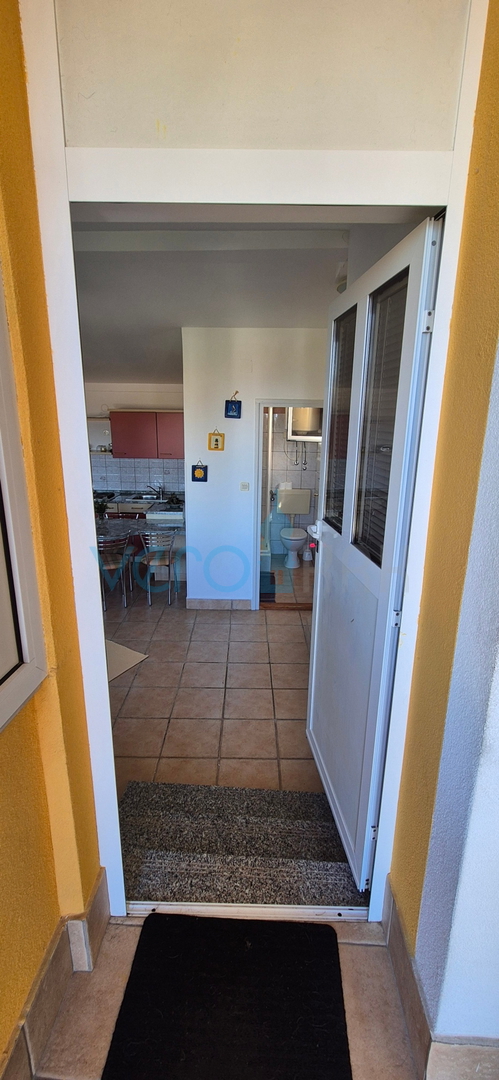 Malinska, isola di Krk, casa doppia con vista, giardino, vicinanza al mare, vendita