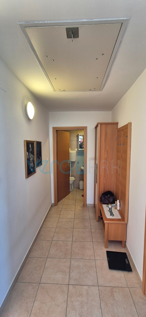 Malinska, isola di Krk, casa doppia con vista, giardino, vicinanza al mare, vendita