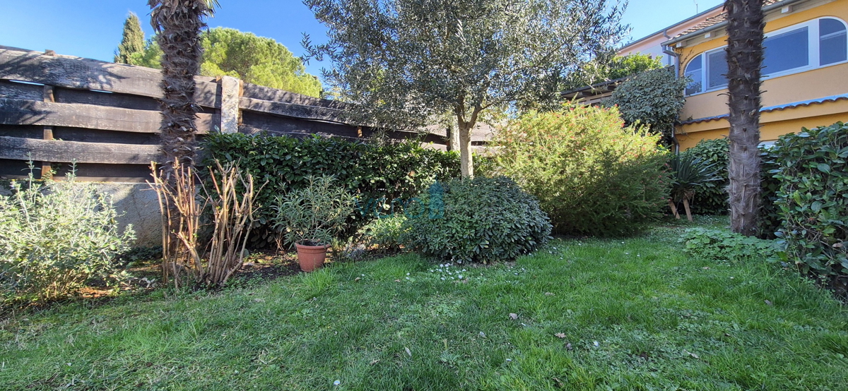 Malinska, isola di Krk, casa doppia con vista, giardino, vicinanza al mare, vendita