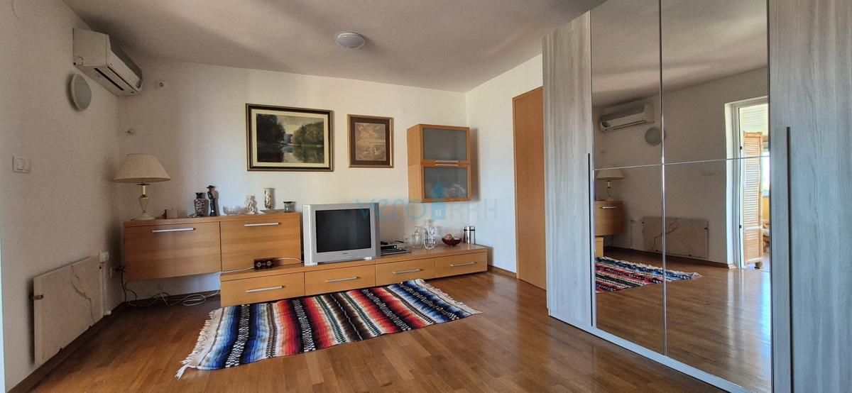 Malinska, isola di Krk, casa doppia con vista, giardino, vicinanza al mare, vendita