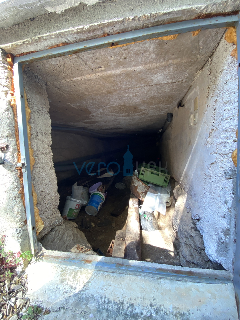 Isola di Krk, Dobrinj, periferia, casa bifamiliare con due appartamenti, vista, terreno, vendita