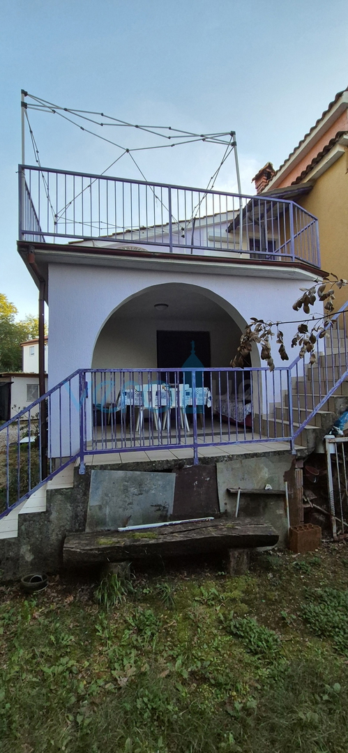 Isola di Krk, Dobrinj, periferia, casa bifamiliare con due appartamenti, vista, terreno, vendita