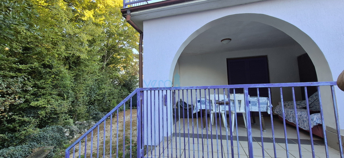 Isola di Krk, Dobrinj, periferia, casa bifamiliare con due appartamenti, vista, terreno, vendita