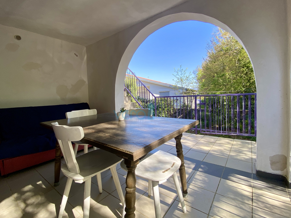 Isola di Krk, Dobrinj, periferia, casa bifamiliare con due appartamenti, vista, terreno, vendita