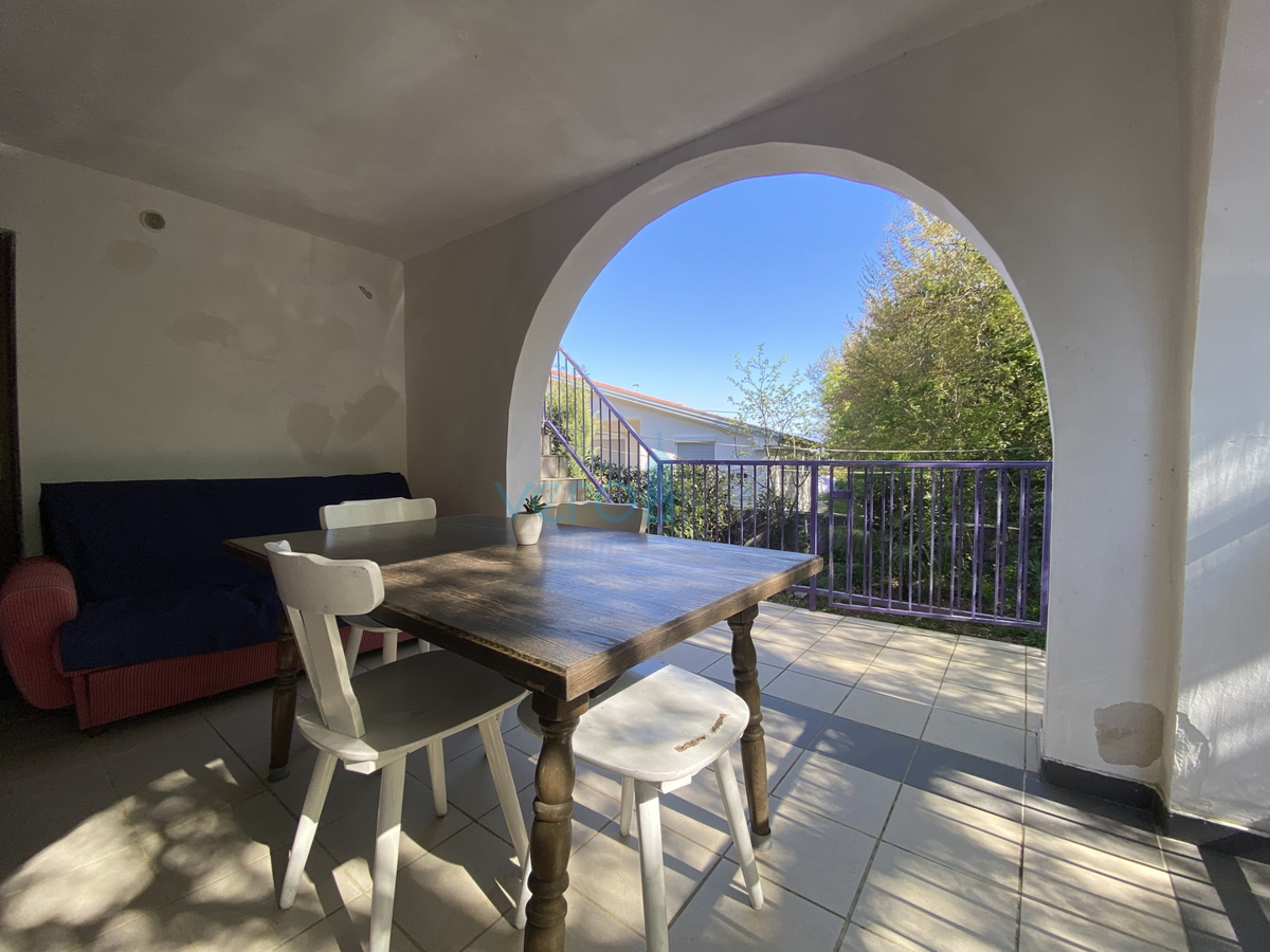 Isola di Krk, Dobrinj, periferia, casa bifamiliare con due appartamenti, vista, terreno, vendita