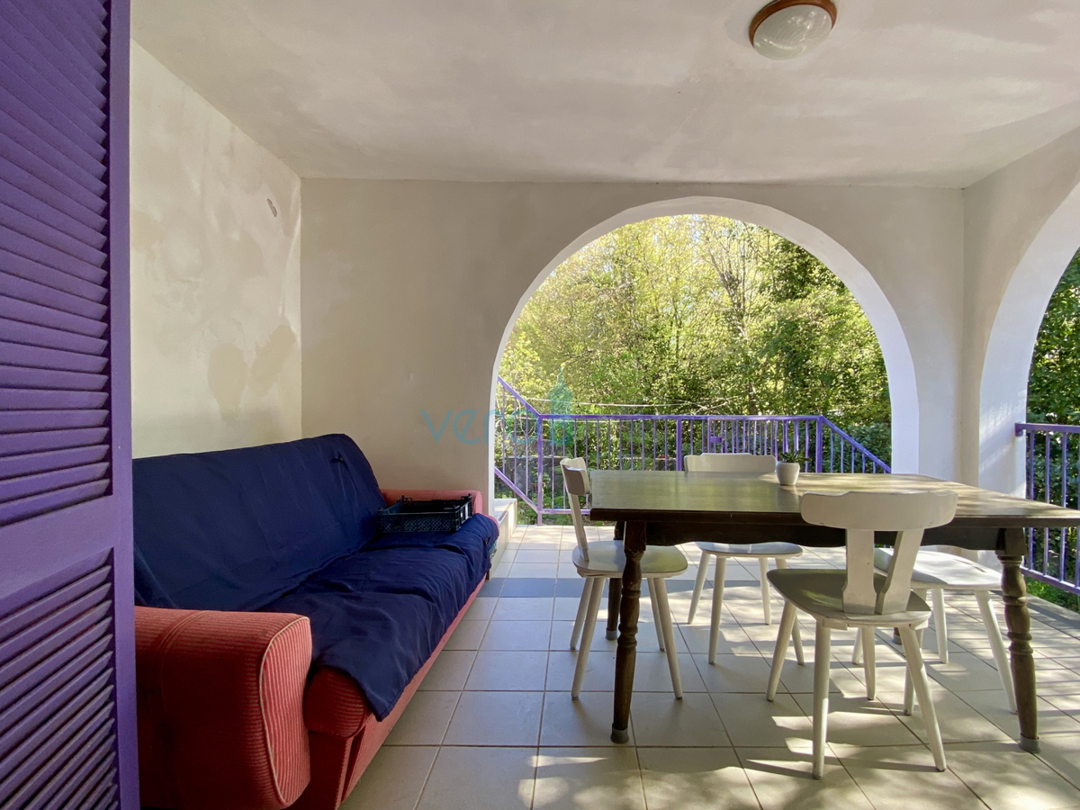 Isola di Krk, Dobrinj, periferia, casa bifamiliare con due appartamenti, vista, terreno, vendita